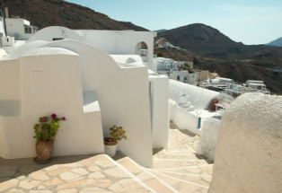 Treppen durch weiße Gassen abwärts, Insel anafi