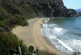 Leerer Sandstrand mit Felswand, Insel anafi