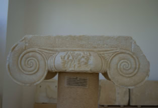 Parischer Marmor. Archäologisches Museum in Parikia, Paros