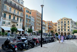 Imposante fünfstöckige  historische Häuserstraße in Korfu Stadt