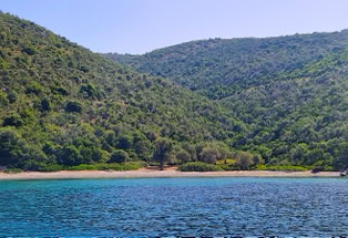 Vorbeisegeln an Peristera