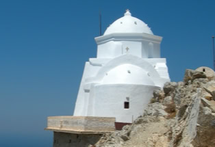 weißes kirchlein ganz oben auf der Insel Anafi