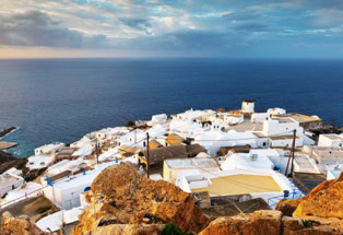 Blick von oben über Anafi Richtung Santorin