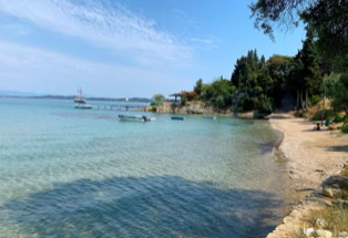 Kieselstrand mit klarem Wasser Korfu