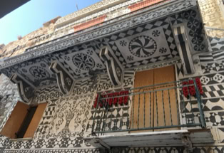 Stadthaus mit Sgrafitti und getrockneten Tomaten auf der Insel Chios.
