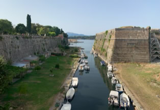 Wasserkanal mit Booten um die Festung Korfu Stadt