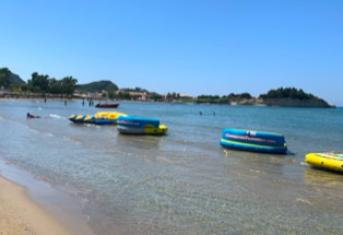 Plastikboote für Pauschalgäste am Strand, Korfu