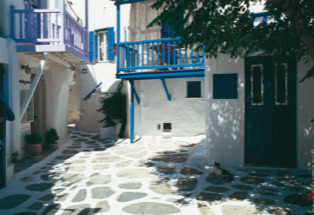 Gasse auf der griechischen Insel Mykonos.
