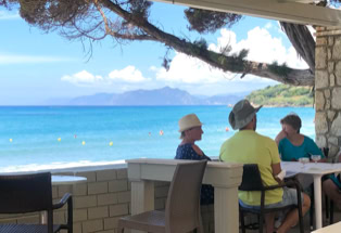 Blick von deeiner Tavernenterrasse aufs blaue Meer, Korfu 